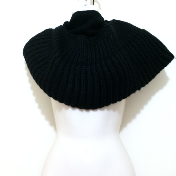 VT Luxe Chunky Convertible Loop Scarf Vest Black - Picture 5 of 8